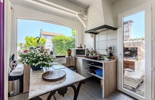Saint-Julien-en-Born Cottage | Studio 'Le De La Gare' with Private Terrace and Wi-Fi, Close to the Ocean