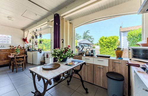 Saint-Julien-en-Born Cottage | Studio 'Le De La Gare' with Private Terrace and Wi-Fi, Close to the Ocean