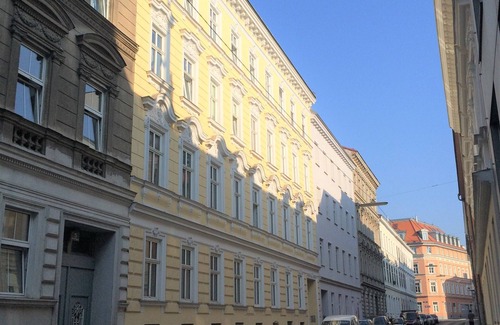 Funfhaus Apartment | Studio mit Balkonnutzung