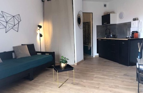 Romans-sur-Isere Apartment | Studio Moderne, Terrasse et Parking Privé, 18m2