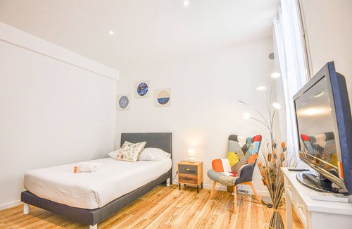 Baille Apartment | Studio neuf avec A/C proche Castellane et métro