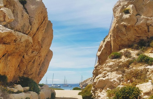 Marseille Apartment | Studio on Frioul Island: at the foot of a beach and the Morgiret calanque.