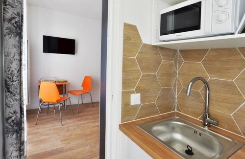 Quartier Chatillon Apartment | Studio on quiet courtyard in town center
