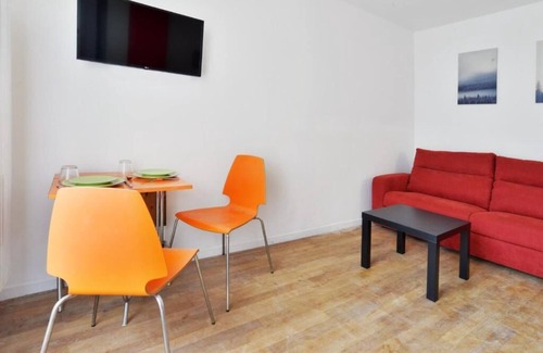 Quartier Chatillon Apartment | Studio on quiet courtyard in town center