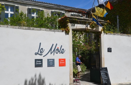 La Flotte Apartment | Studio-Port View with wet room