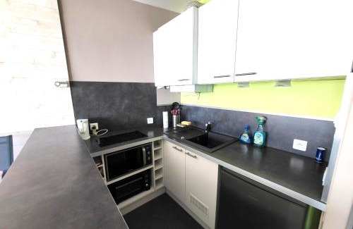 Les Sables d'Olonne Apartment | Studio rénové face à la plage avec balcon et garage - FR-1-92-948