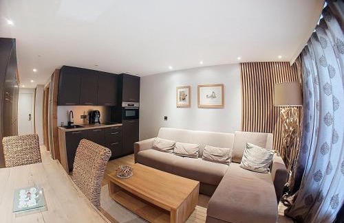 Val-d'Isere Apartment | Studio refait centre-ville Val-d'Isère, balcon - FR-1-518-167