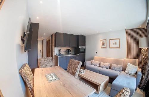 Val-d'Isere Apartment | Studio refait centre-ville Val-d'Isère, balcon - FR-1-518-167