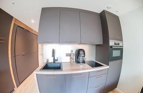 Val-d'Isere Apartment | Studio refait centre-ville Val-d'Isère, balcon - FR-1-518-167