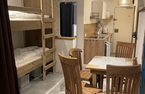 Aime Apartment | Studio Skiuus, Moderne Directement sur les Pistes. Un Casier à Skis est Inclus