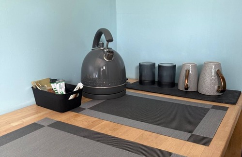 Birmingham Apartment | Studio- Sleeps 2- Free WiFi- Luxury Shower