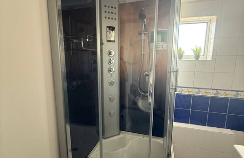 Birmingham Apartment | Studio- Sleeps 2- Free WiFi- Luxury Shower