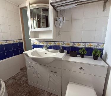 Birmingham Apartment | Studio- Sleeps 2- Free WiFi- Luxury Shower