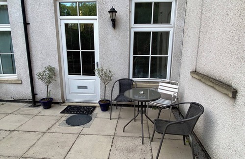 Macclesfield Apartment | Studio - Sleeps 2 - Pets - Terrace - Parking