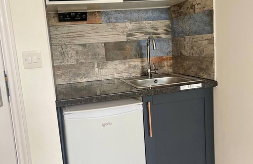 Hackney Downs Apartment | Studio-Superior-Private bathroom with shower.