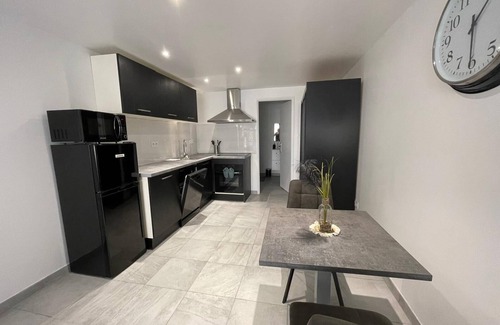 Martigues Apartment | Studio T1 dans résidence sécurisé, climatisé au Rdc avec terrasse et barbecue