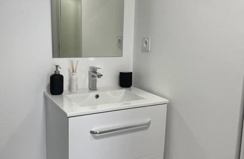 Martigues Apartment | Studio T1 dans résidence sécurisé, climatisé au Rdc avec terrasse et barbecue