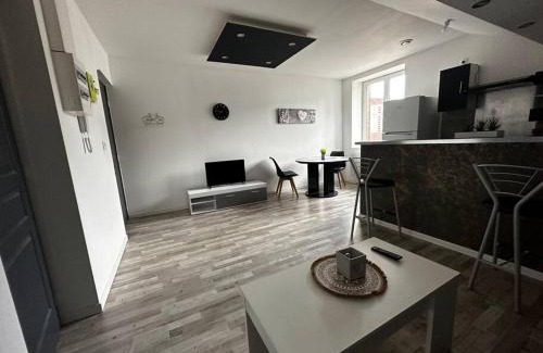 Thierville-sur-Meuse Apartment | Studio - THIERVILLE - Proche Régiment - Stationnement facile - Géré par Presta-Zen'Services