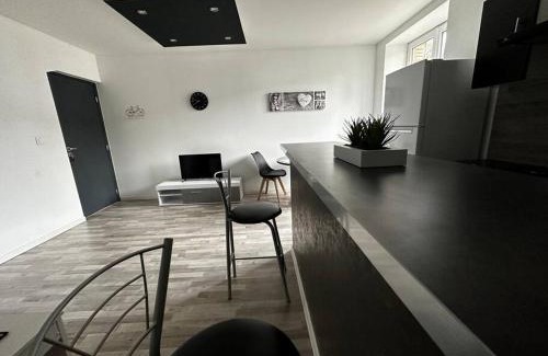 Thierville-sur-Meuse Apartment | Studio - THIERVILLE - Proche Régiment - Stationnement facile - Géré par Presta-Zen'Services