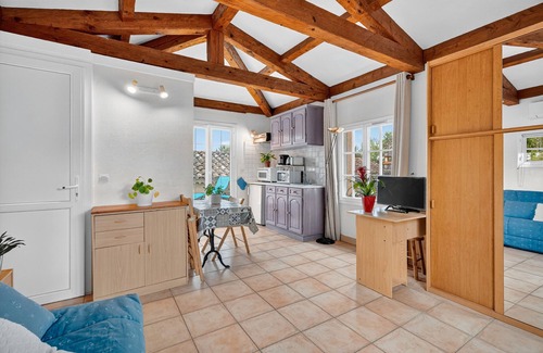 La Garde Apartment | Studio 'Var Hyères Near Beach' with Shared Garden, Balcony and Air Conditioning