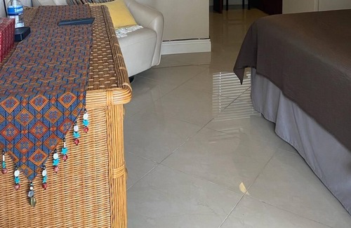 Central Oakland Park House | Studio Villa with shared pool and free WIFI