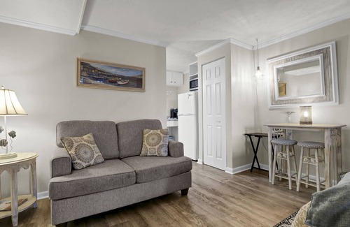 Airlie Condo | Studio w/Marina Views & Pool! Walk to Waterfront Dining!