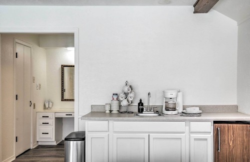 Far North Dallas Apartment | Studio w/Pool - 13 Mi to Downtown Dallas!