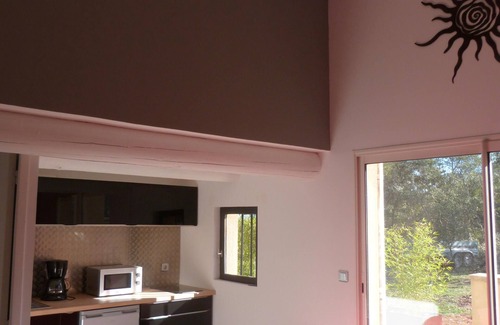 Pernes-les-Fontaines Apartment | STUDIO WITH JACUZZI IN THE SHADOW OF THE CHENES