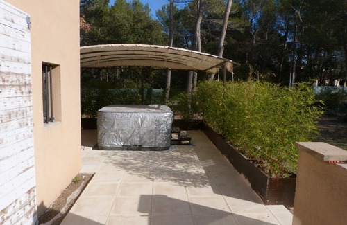Pernes-les-Fontaines Apartment | STUDIO WITH JACUZZI IN THE SHADOW OF THE CHENES