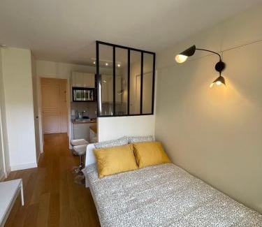 Passy Apartment | Studio with Balcony 800m to Trocadéro and Tour Eiffel