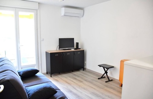La Faviere Apartment | Studio with balcony 300 m from the beach wifi parking