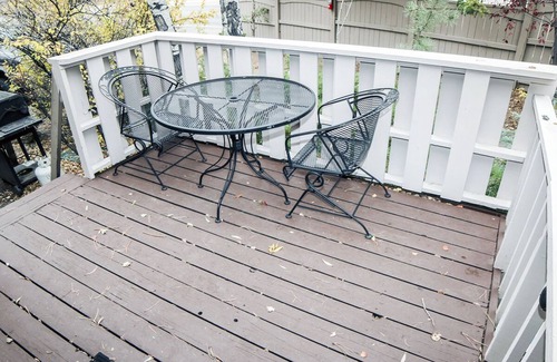 Estes Park Apartment | Studio with King Bed, Fireplace, and Deck with BBQ Grill