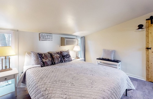 Eureka Springs Apartment | Studio with wooded outdoor area, partial AC, kitchenette & grill