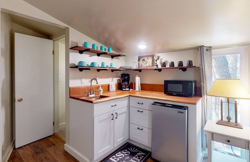 Eureka Springs Apartment | Studio with wooded outdoor area, partial AC, kitchenette & grill
