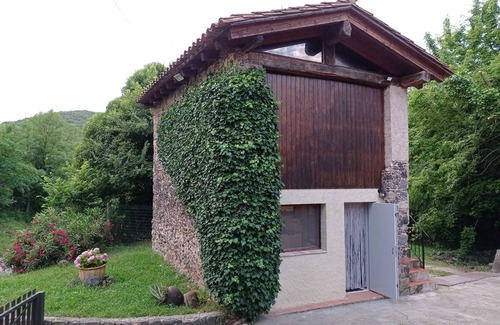 Sant Joan les Fonts Cottage | Study in a rural house within the natural park of the volcanoes. garden and pool