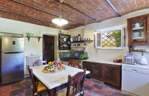 Lucca Villa | Stunning villa for 20 people with WIFI, private pool, A/C, TV and parking, close to Lucca