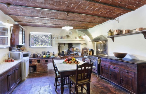 Lucca Villa | Stunning villa for 20 people with WIFI, private pool, A/C, TV and parking, close to Lucca