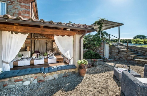 Terranuova Bracciolini Villa | Stunning private villa with A/C, private pool, WIFI, TV, patio, pets allowed and parking