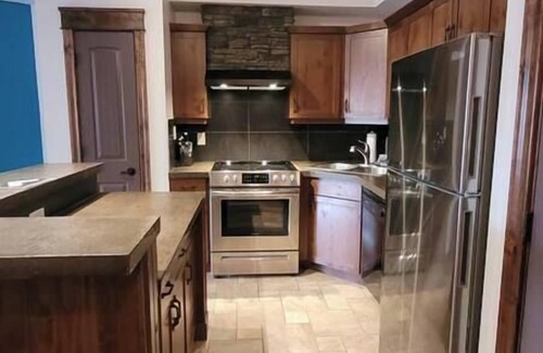 East Kootenay Condo | Stunning 1 BDRM Condo / Modern Décor / Air Con