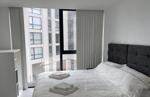 Southampton City Centre Apartment | Stunning 1 SuperKing Bed Flat With Waterfront View