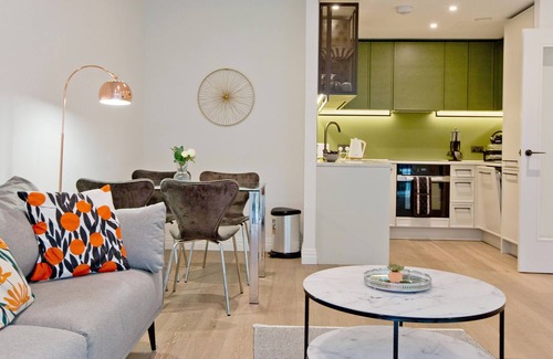 Parsons Green and Walham Apartment | Stunning 1bed AC/pool Chelsea kings Rd & Slone SQ