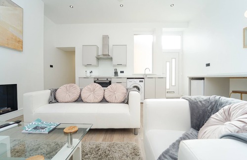 Weston-super-Mare Apartment | Stunning 2 Bedroom Seafront Flat