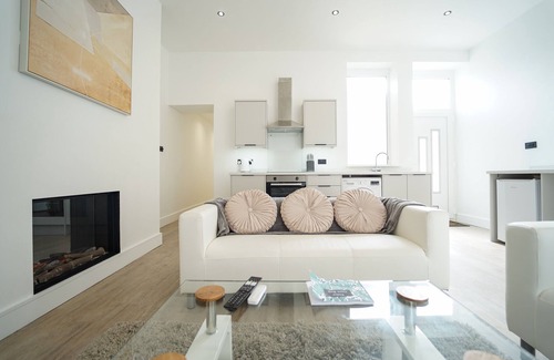 Weston-super-Mare Apartment | Stunning 2 Bedroom Seafront Flat