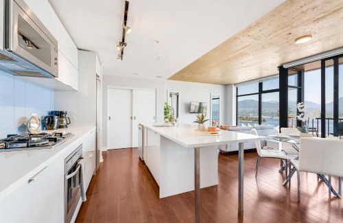 Gastown Apartment | Stunning 2 Bdr Apartment with Million-Dollar Ocean and Mountain Views