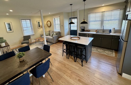 Yachting Village Hotel | Stunning 2 Bed/1.5 Bath/Pullout sofa/Dog Friendly/Private Deck/Renovated Apartment Downtown