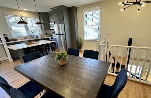 Yachting Village Hotel | Stunning 2 Bed/1.5 Bath/Pullout sofa/Dog Friendly/Private Deck/Renovated Apartment Downtown