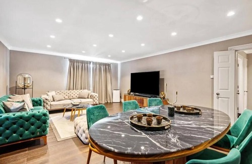 Abingdon Apartment | Stunning 2 bed 2 bath Flat Kensington/Earls Court with swimming pool and gym