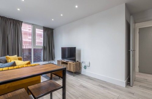Camberley Apartment | Stunning 2-Bed Apartment in Camberley