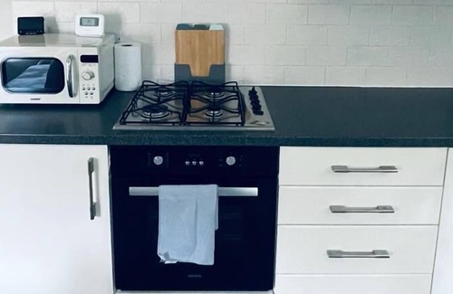 Crawley Apartment | Stunning 2-Bed Apartment in Crawley