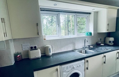 Crawley Apartment | Stunning 2-Bed Apartment in Crawley